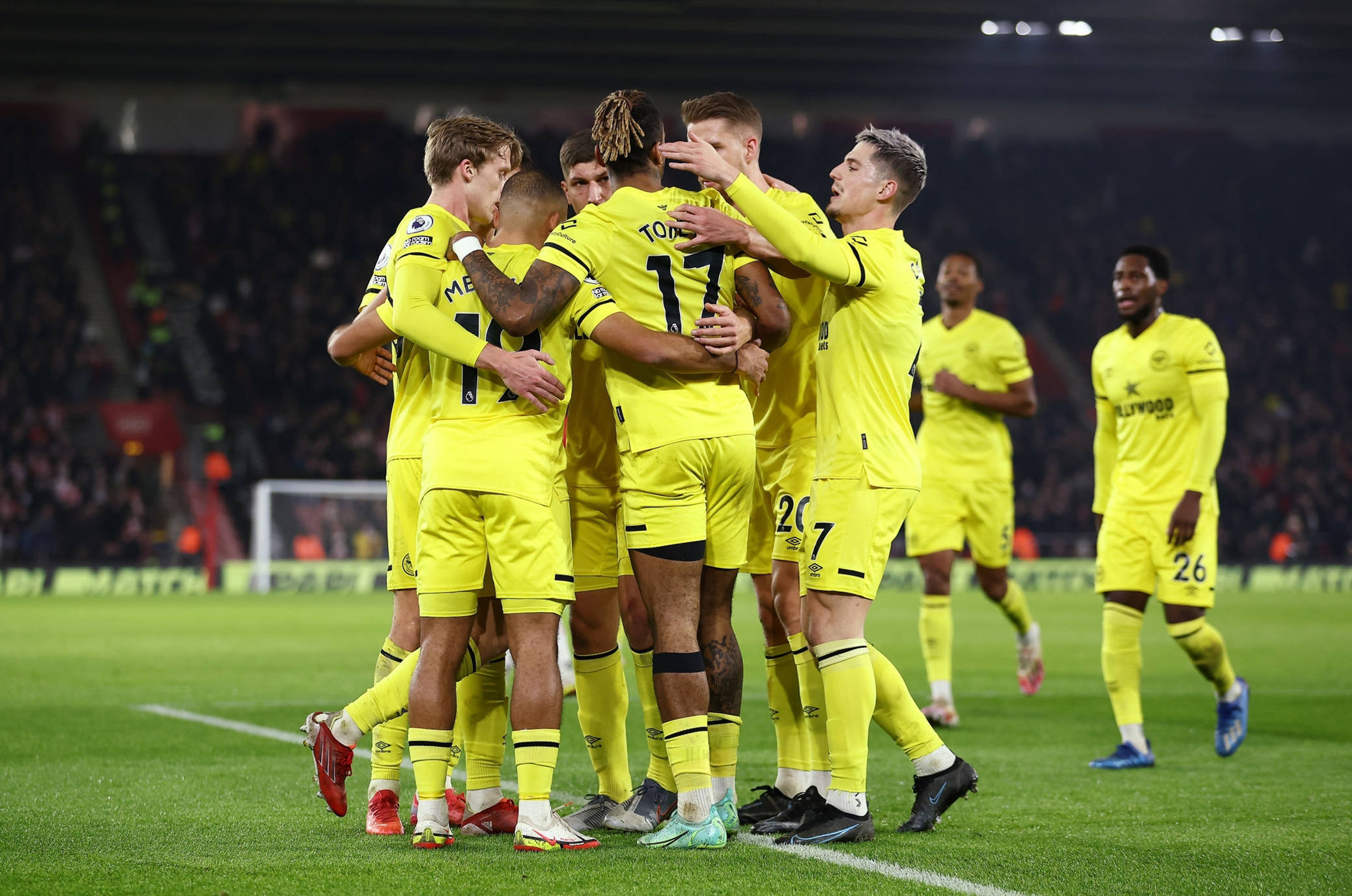 一个备受关 一个备受关