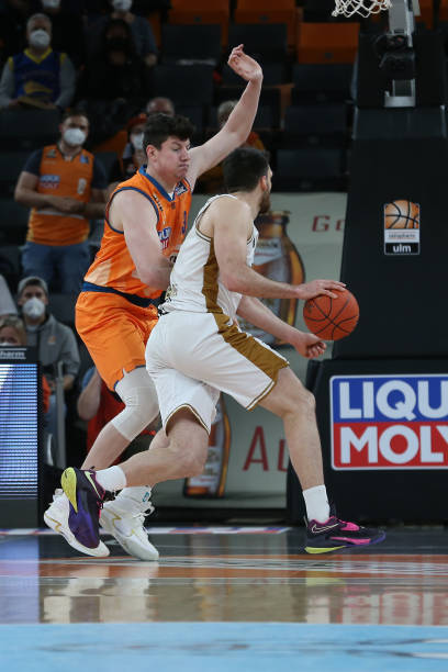 因而果断地 因而果断地